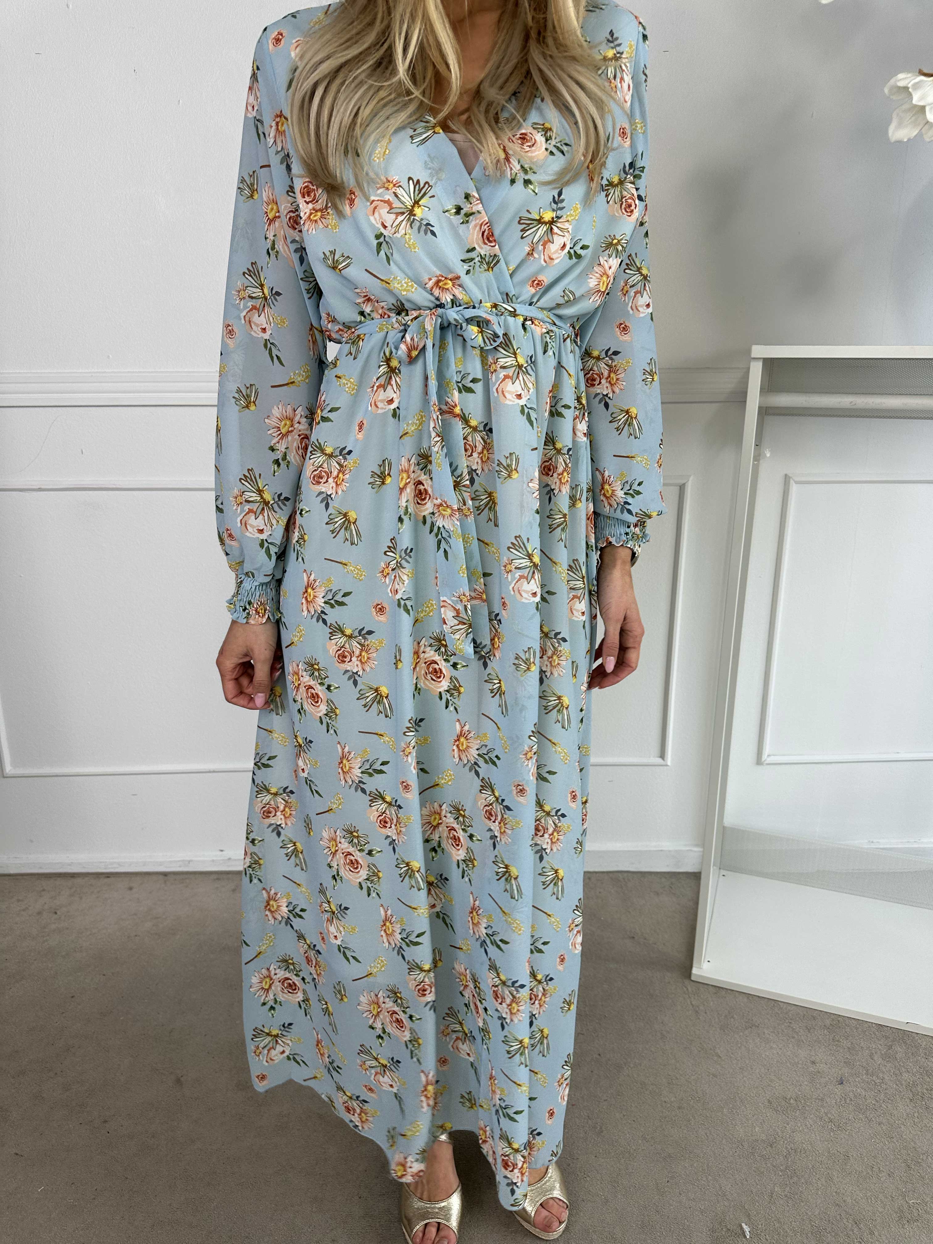 Zola - Långklänning med blommor och halvgenomskinliga ärmar